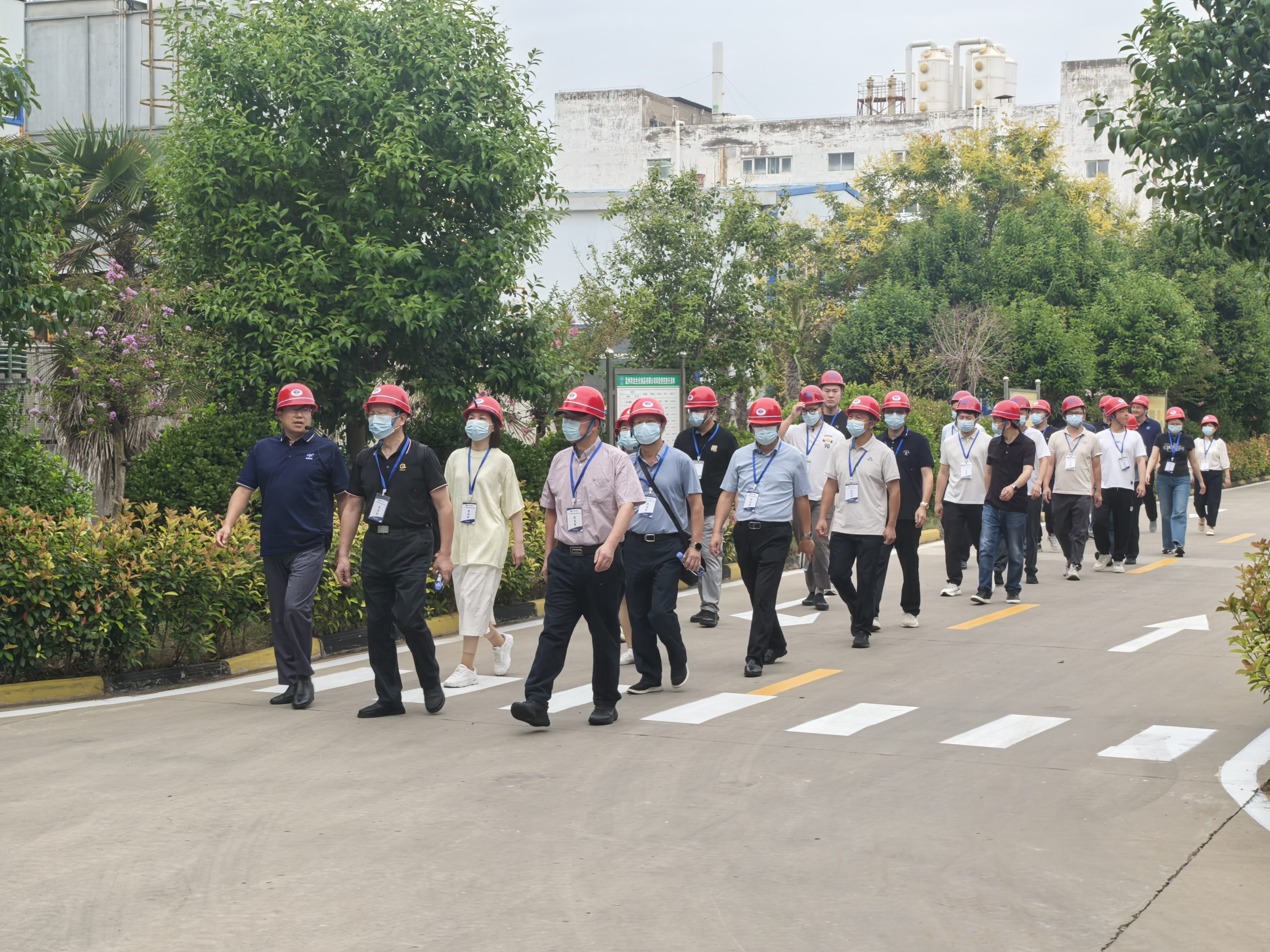 湖北省农药协会参访团莅临农达生化调研交流(图4) 湖北省农药协会参访团莅临农达生化调研交流(图4)