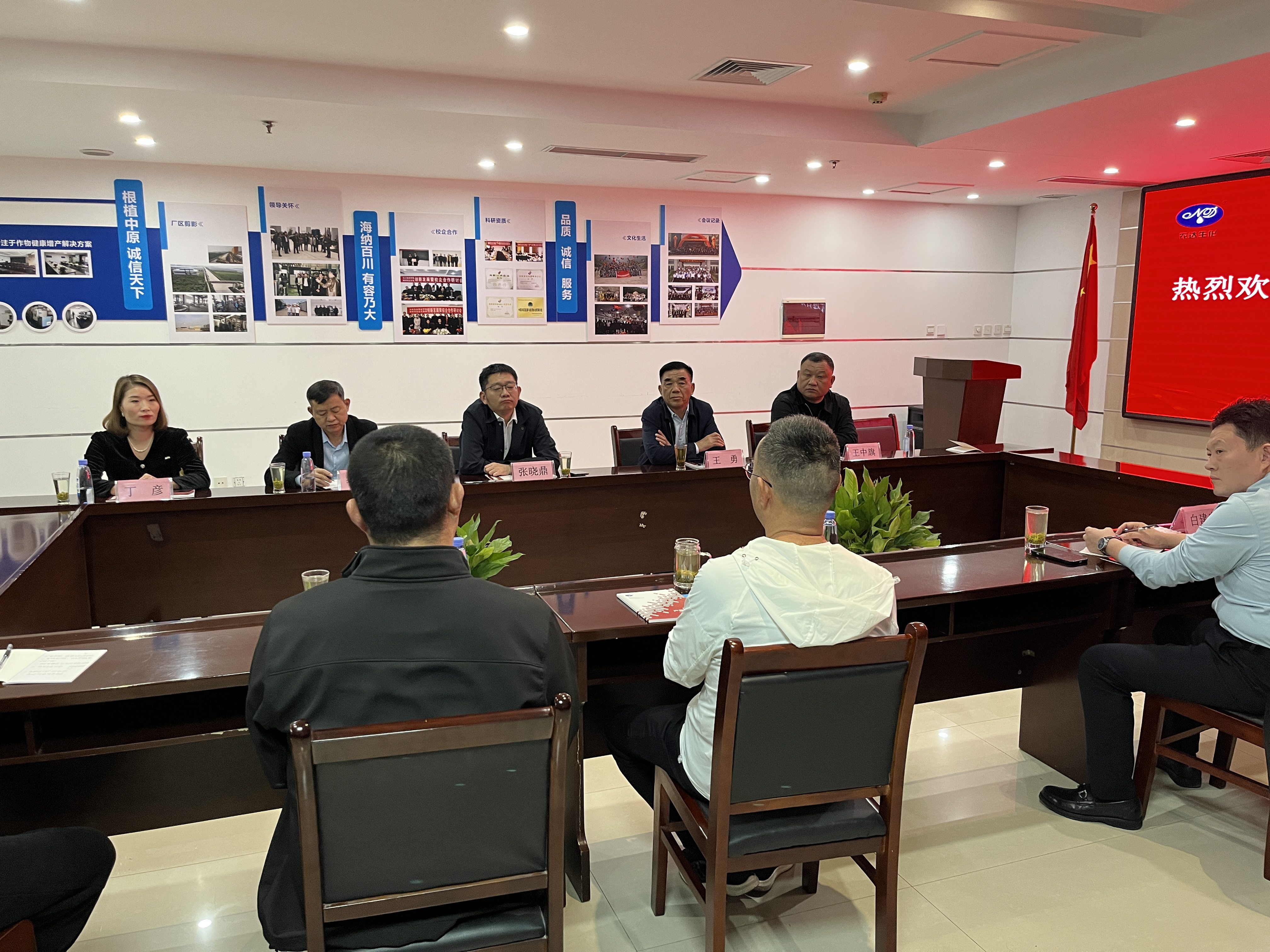 石龙区领导一行莅临郑州农达生化考察调研(图2)